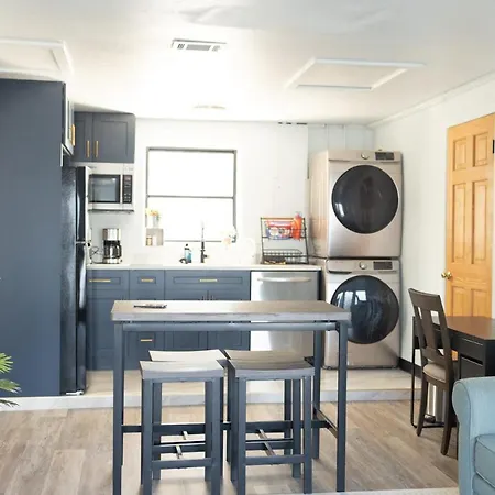 A Travelers Nook! A Luxury Adu Full Of Abundance. Apartment